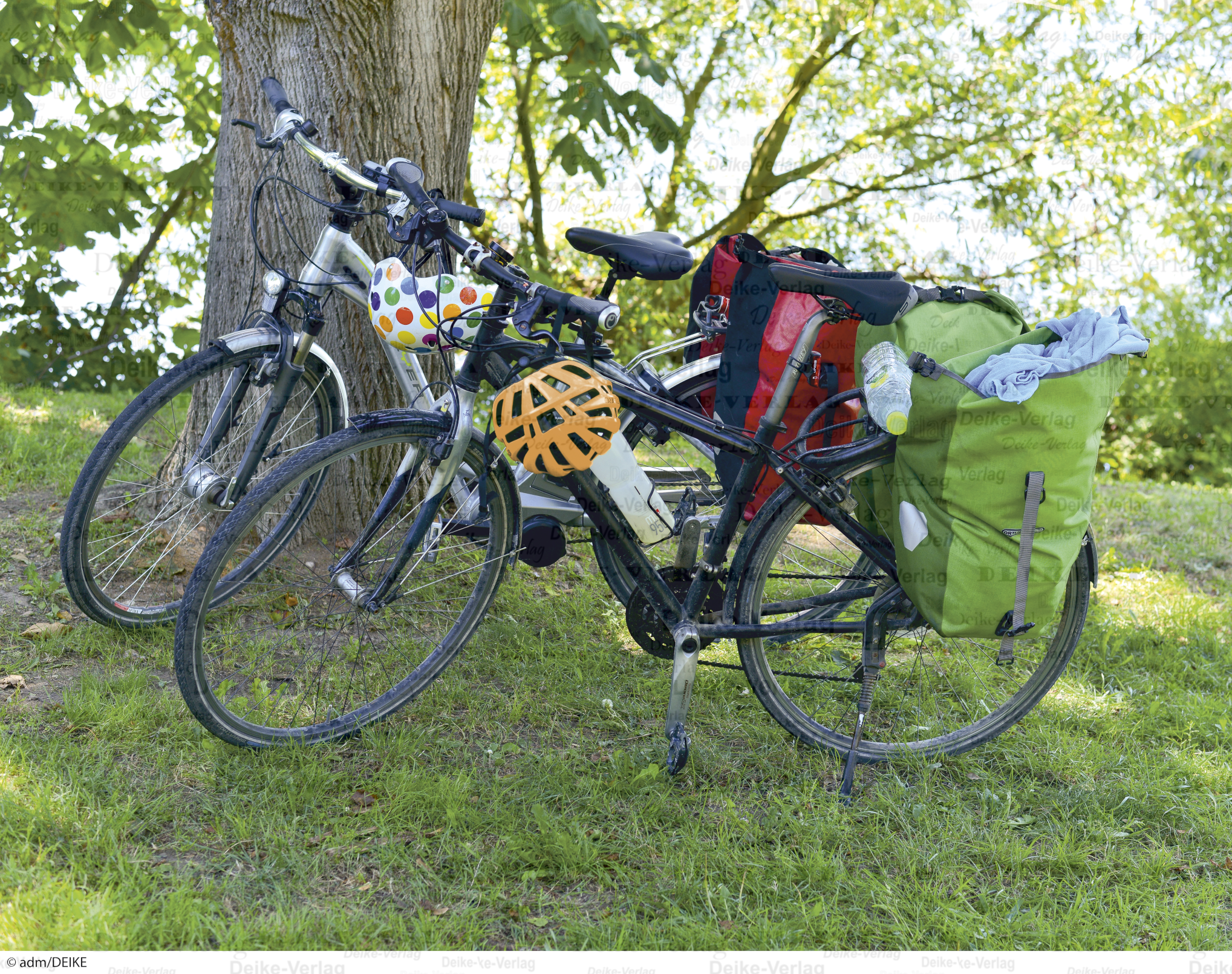 Fahrräder mit Helmen 