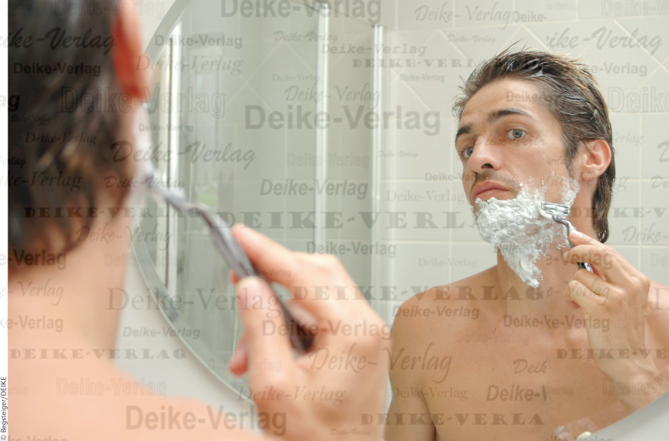 Mann rasiert sich